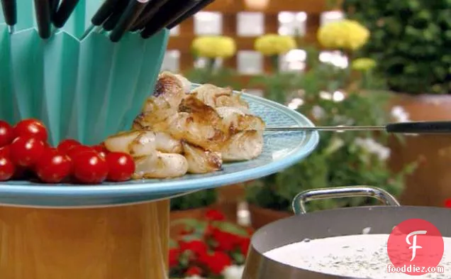 चेरी टमाटर और भुना हुआ सिपोलिनी प्याज के साथ ब्लू पनीर फोंड्यू