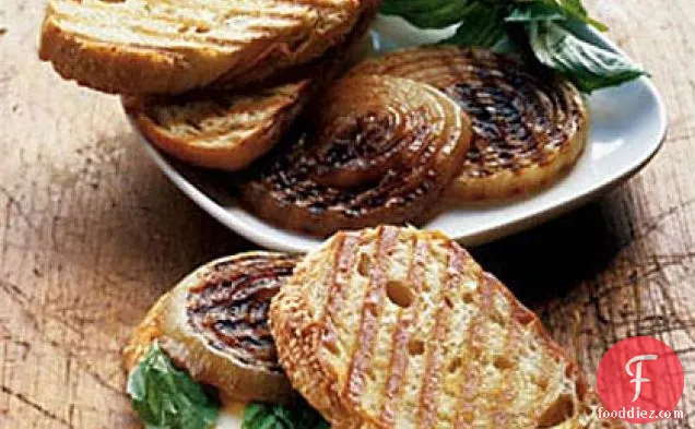 इतालवी ब्रेड पर प्रोवोलोन, तुलसी और प्याज