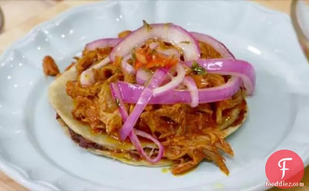 कटा हुआ सूअर का मांस और सेम Panuchos के साथ मसालेदार Habanero और प्याज (Cochinita Pibil)