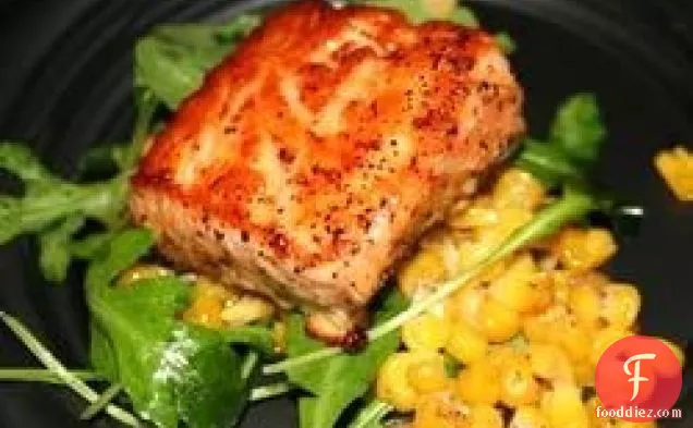 पेकन शहद शीशे का आवरण के साथ सामन