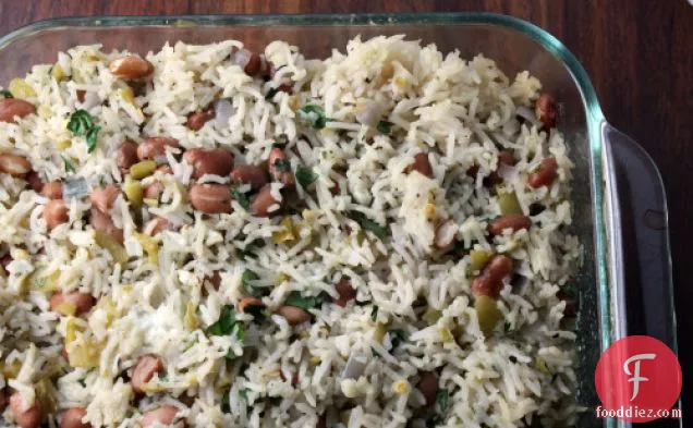 चीले और पिंटो बीन्स के साथ पके हुए चावल