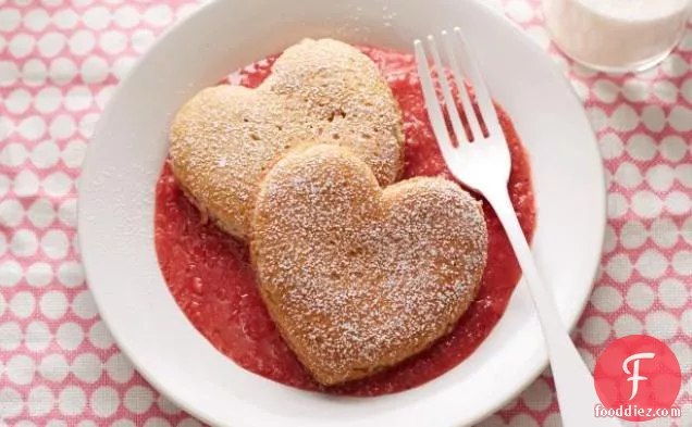 स्ट्रॉबेरी सॉस के साथ दिल के आकार के पूरे गेहूं के पेनकेक्स