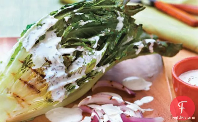 छाछ-चिव ड्रेसिंग के साथ ग्रिल्ड रोमेन सलाद