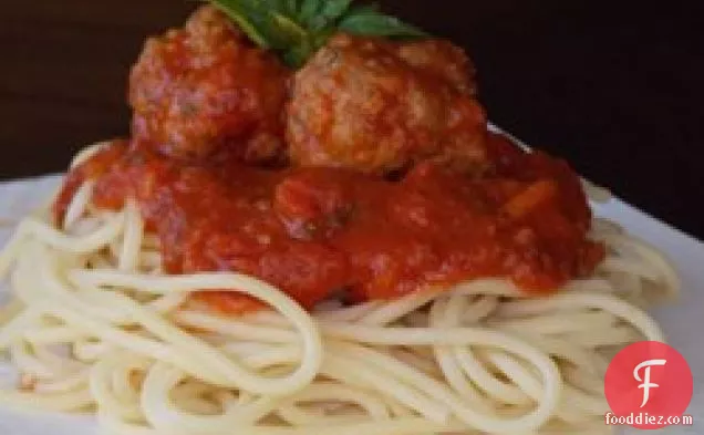 मीटबॉल के साथ स्वस्थ इतालवी स्पेगेटी सॉस