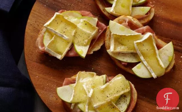 Baked Prosciutto and Brie with Apple Butter