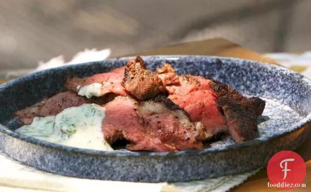 अफ्रीकी मसालों और जड़ी दही के साथ ग्रील्ड बटरफ्लाइड भेड़ का बच्चा