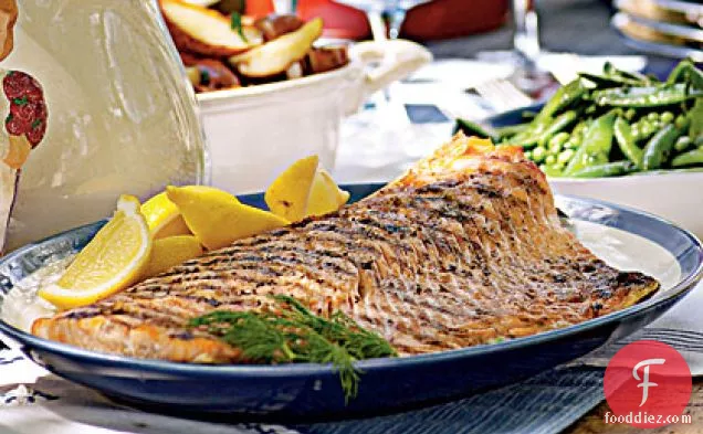 टेंगी ककड़ी सॉस के साथ ग्रील्ड सामन