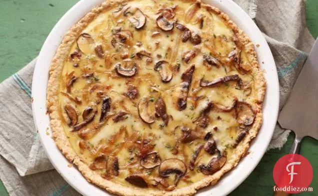 Caramelized प्याज, मशरूम और Gruyere के साथ Quiche जई परत