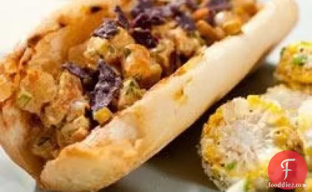 लाल चिली मेयोनेज़ और ब्लू कॉर्न चिप्स के साथ झींगा सलाद