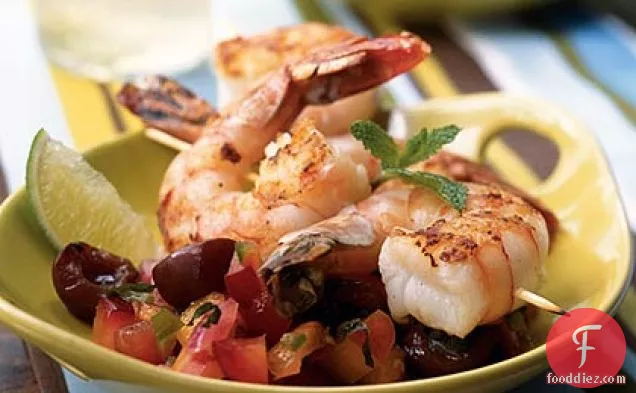 ग्रीष्मकालीन फल साल्सा के साथ ग्रील्ड झींगा कटार