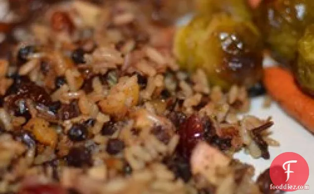 सेब, जड़ी बूटियों और बेकन के साथ चावल की स्टफिंग