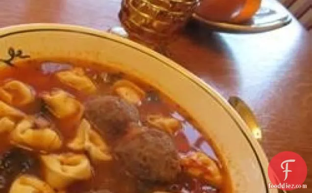 इतालवी मीटबॉल और पनीर Tortellini सूप
