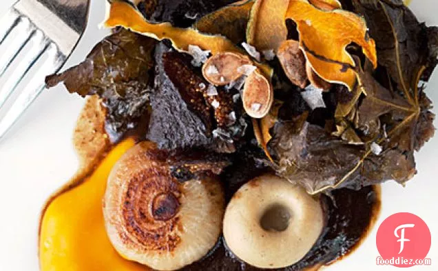 मिशन अंजीर काले तिल के साथ अंजीर के पत्तों में लिपटी छोटी पसलियां