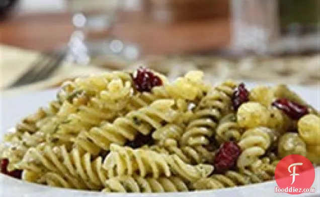 Barilla® लस मुक्त Rotini के साथ एक जली हुई हरी प्याज Pesto, Toasted काजू और Cranberries