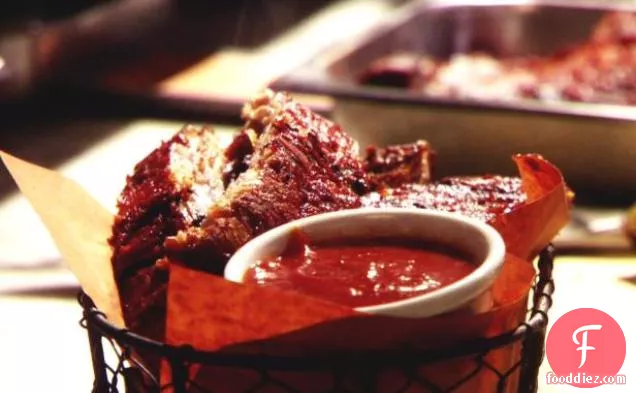 सिरका बीबीक्यू सॉस के साथ सूखी रगड़ पसलियों