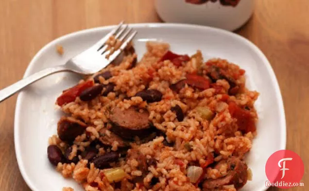 हबानेरो सॉसेज और लाल बीन्स के साथ लाल चावल