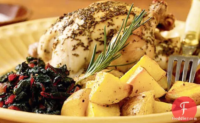 भुने हुए आलू के साथ मेंहदी-नींबू कोर्निश मुर्गियाँ