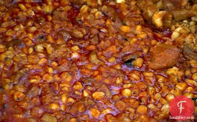 बीफ ट्रिप और होमिनी स्टू: पॉसोल