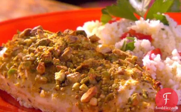 भुना हुआ चिकन के साथ बकरी पनीर-Macadamia अखरोट क्रस्ट और अजमोद-Pimento Couscous