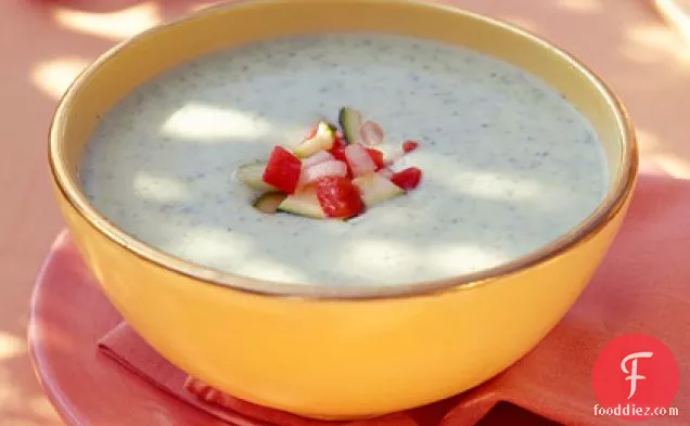 ताजा सब्जी साल्सा के साथ ठंडा तोरी सूप