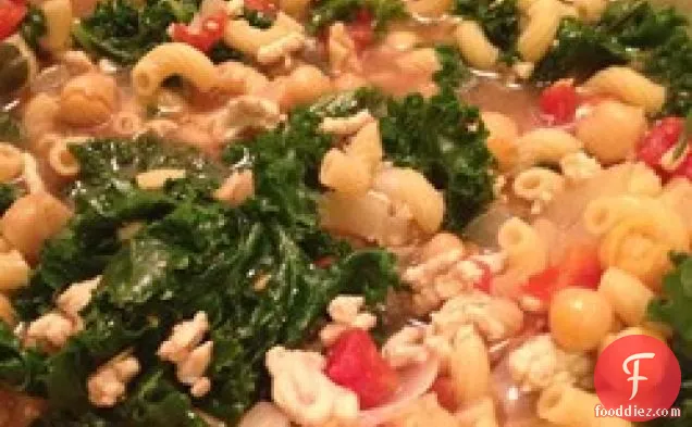 पास्ता के साथ तुर्की गार्बानो बीन और केल सूप