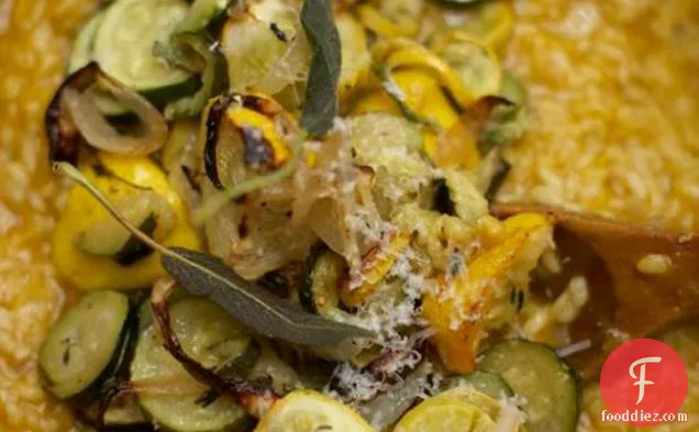 क्रिस्पी फ्राइड सेज और परमेसन के साथ समर स्क्वैश रिसोट्टो