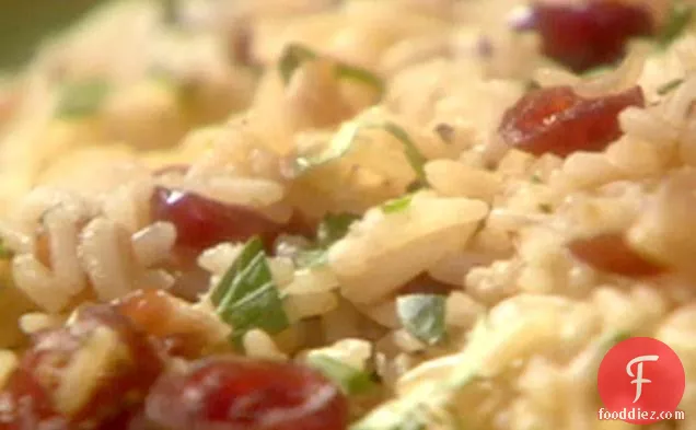 बोर्बोन-थाइम पैन सॉस, क्रैनबेरी और बादाम के साथ चावल पिलाफ के साथ कटा हुआ स्टेक