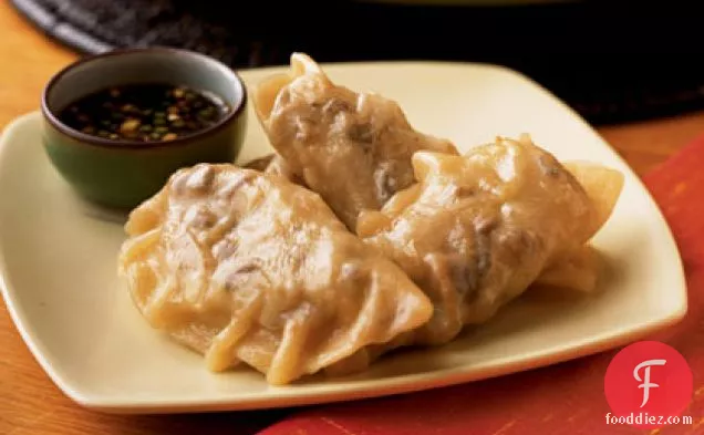 Vegetarian Gyoza with Spicy Dipping Sauce