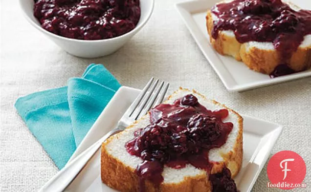 मिश्रित बेरी कॉम्पोट के साथ एंजेल फूड केक