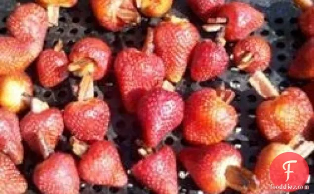 ग्रील्ड बेकन-भरवां स्ट्रॉबेरी