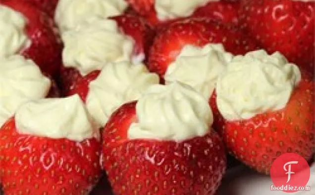 हलवा और क्रीम से भरी स्ट्रॉबेरी