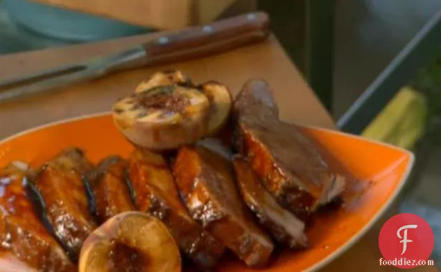 एग्रोडोलस ग्रिल्ड पीचिस के साथ सिसिलियन ग्रिल्ड पोर्क लोइन