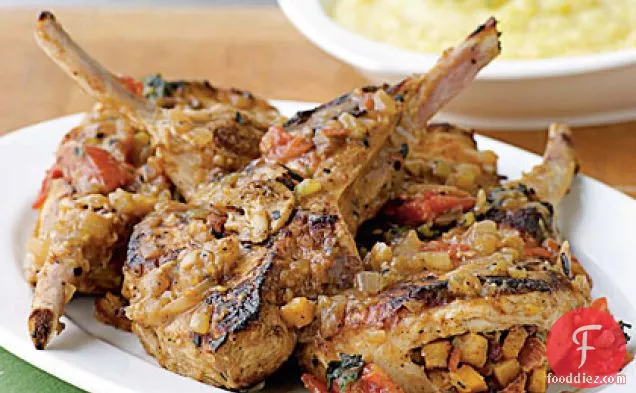 मलाईदार जई का आटा के साथ भरवां विरासत पोर्क चॉप