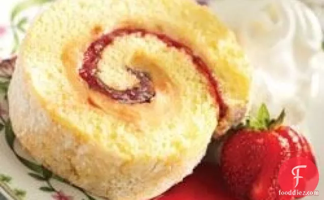 स्ट्रॉबेरी और पीनट बटर क्रीम केक रोल