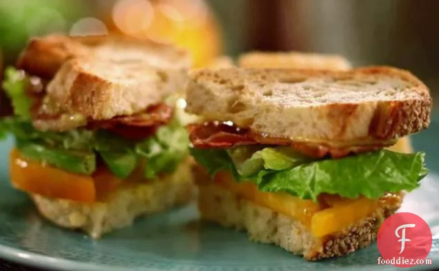 बेनी - Pancetta, सलाद, एवोकैडो और टमाटर के साथ रोमानो Aioli