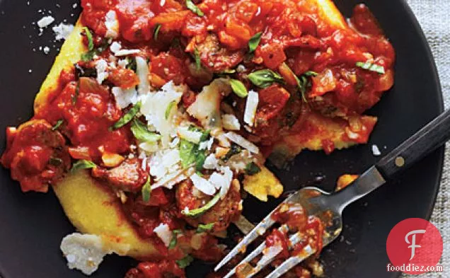 परमेसन पोलेंटा और मसालेदार सॉसेज सॉस