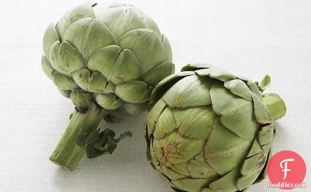 भुना हुआ आटिचोक, गाजर, और पैन-भुना हुआ हलिबूट के साथ सौंफ़