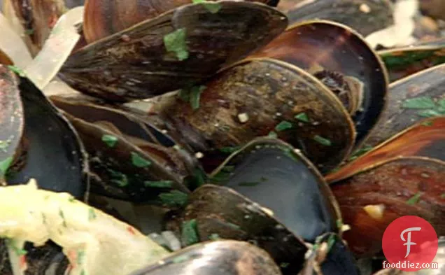 मसालेदार Mussels सफेद शराब के साथ