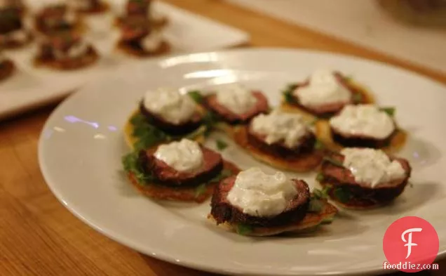 मसालेदार भेड़ के बच्चे के कंधे के साथ चोप्स Tzatziki, Arugula, और Feta