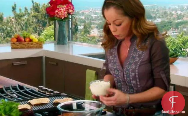 मैक्सिकन Ricotta प्रसार के साथ ग्रील्ड Tostadas