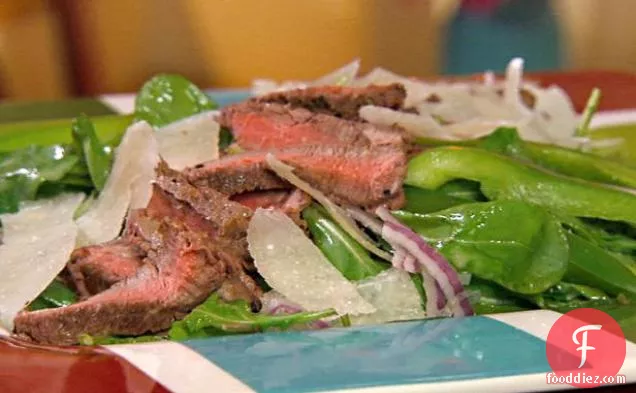 Arugula सलाद के साथ स्टेक, शेव किया हुआ एक प्रकार का पनीर और नींबू Vinaigrette