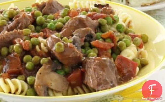 गोमांस टिप पर स्टू Fusilli