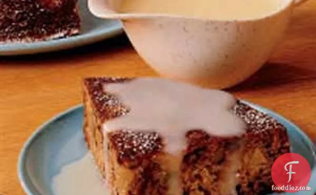 बटर सॉस के साथ फ्रूट कॉकटेल केक
