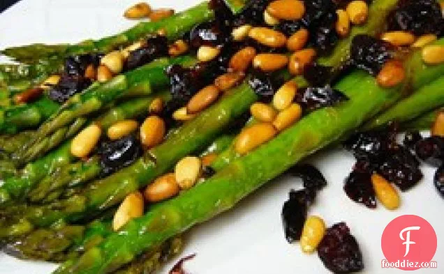 क्रैनबेरी और पाइन नट्स के साथ शतावरी