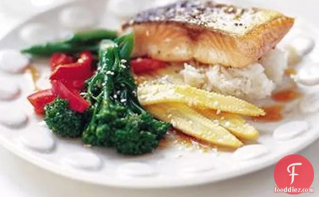 मीठे सोया ड्रेसिंग के साथ सामन