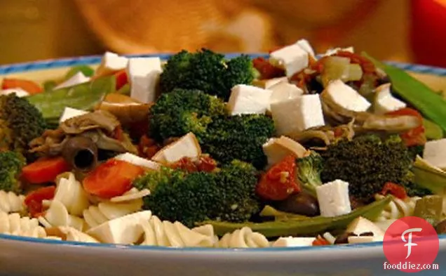 तली हुई सब्जियों, जैतून और स्मोक्ड मोज़ेरेला के साथ पास्ता सर्पिल