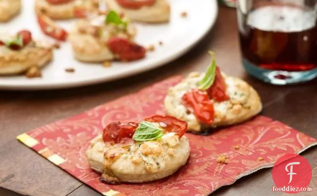 Pizzette with Gorgonzola, Tomato and Basil