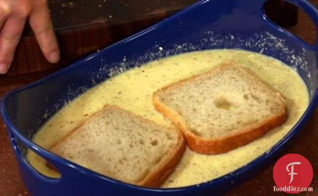 घर का बना सॉसेज पैटीज़ और गर्म शहद, स्ट्रॉबेरी और तुलसी के साथ दिलकश फ्रेंच टोस्ट