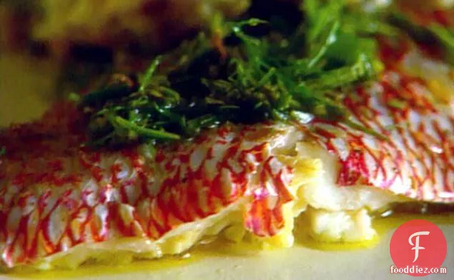 रोसमेरी के साथ भुना हुआ लाल स्नैपर