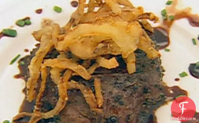 पेपरकॉर्न ने बीफ टमाटर पर बकरी पनीर, फ्रेंच फ्राइड प्याज और बाल्समिक सिरका सॉस के साथ बीफ टेंडरलॉइन को सौंपा